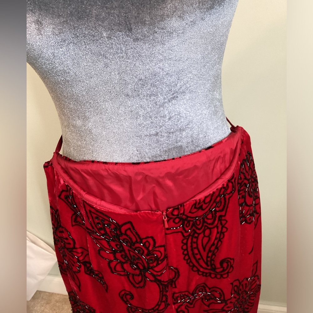 MUSE Velvet Skirt w/ embroidery - Picture 3 of 4